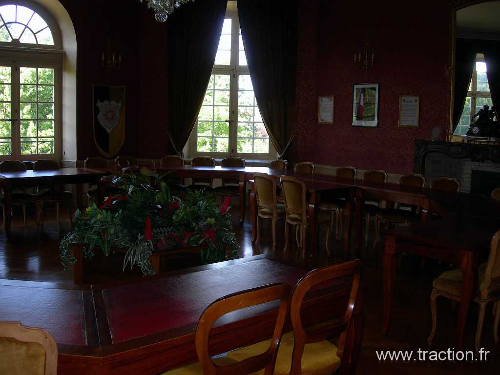 20080921 7 Rixheim 28.jpg - 21/09/2008 - 68170 RIXHEIMCLUB DE VƒHICULES ANCIENS D'ALSACE-MULHOUSE - CVAAM25�mes JOURNƒES EUROPƒENNES DU PATRIMOINEVisite de l'H™tel de Ville - Salle du Conseil (au premier Žtage)